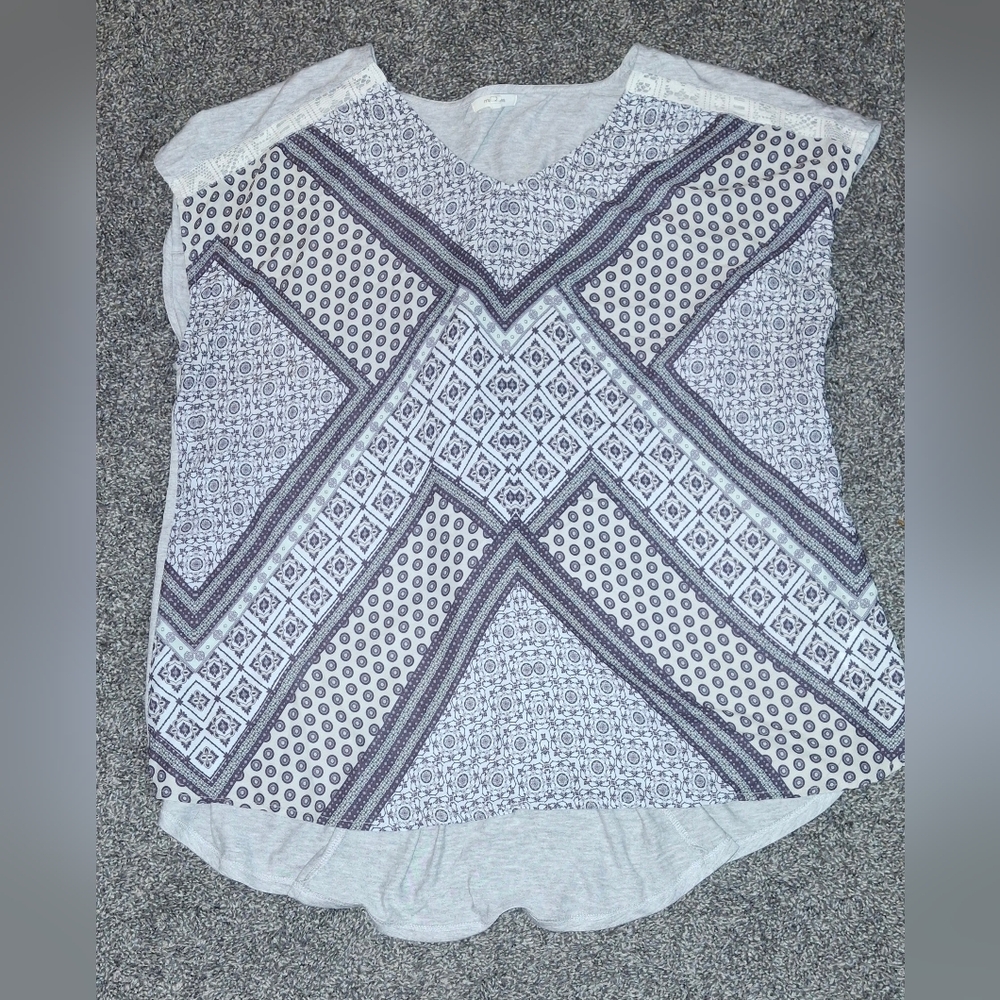 Maurices Gray Geometric Short Sleeve Top Size 2